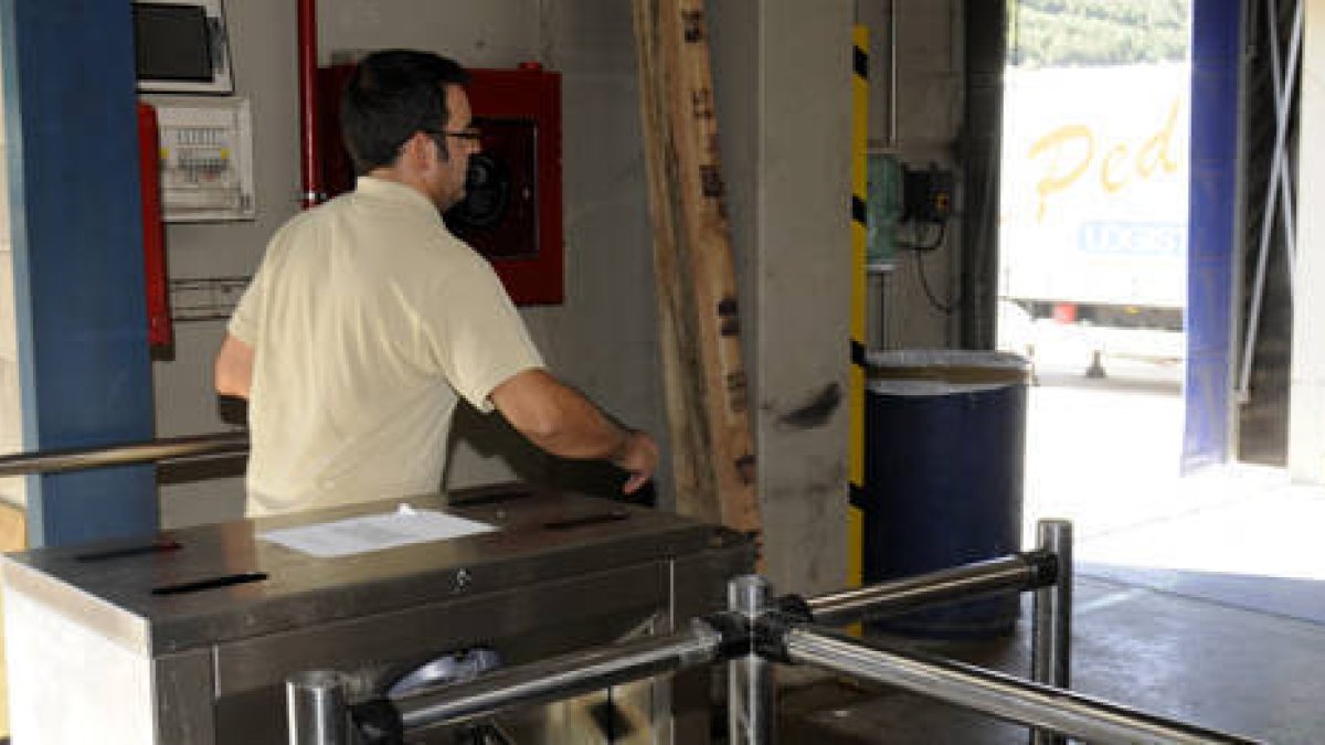 Un trabajador entrando en la fábrica. / V. G. -