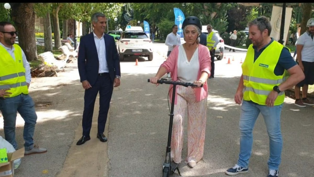 Barcones con un patinete eléctrico.-HDS