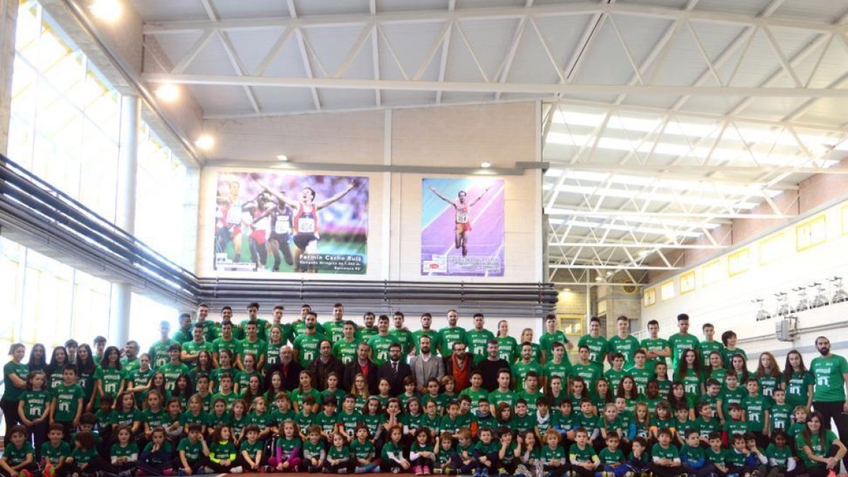 El equipo del Atletismo Numantino con todas sus categorías en el Módulo de Los Pajaritos.-Álvaro Martínez