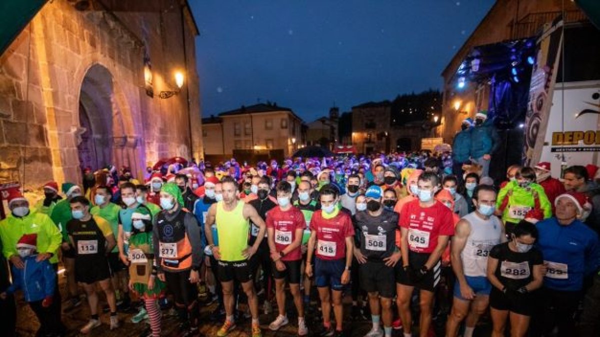 Salvo contadas excepciones, todos los atletas cumplieron con la obligatoriedad de llevar la mascarilla en la salida de la Carrera de Navidad. GONZALO MONTESEGURO