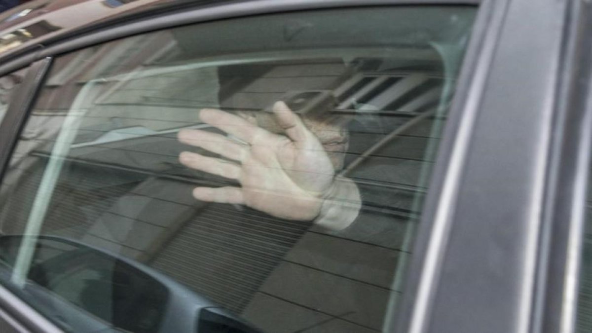 Quique Pina, durante su traslado a Madrid para ser interrogado.-/ EFE / MARCIAL GUILLÉN