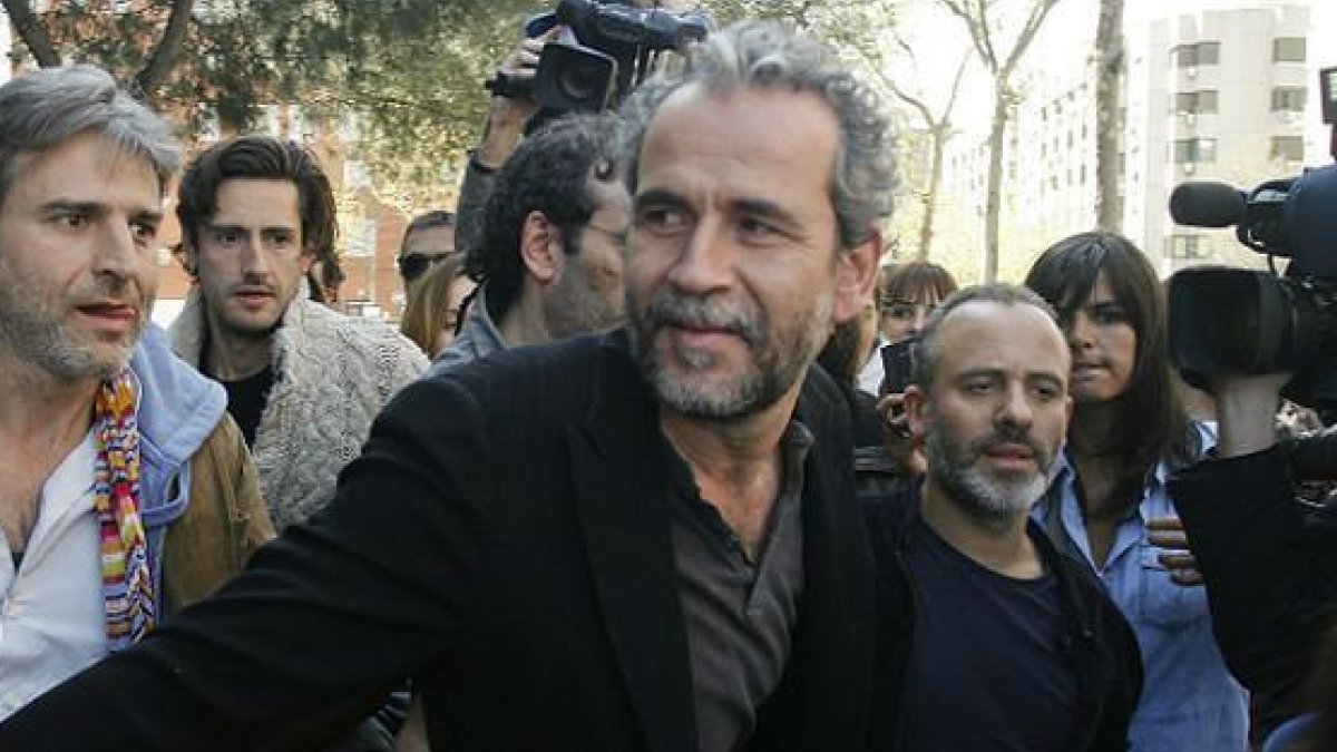 El actor Guillermo Toledo, en una imagen de archivo, escoltado por los también actores Alberto San Juan y Javier Gutiérrez, en el 2012.-EFE