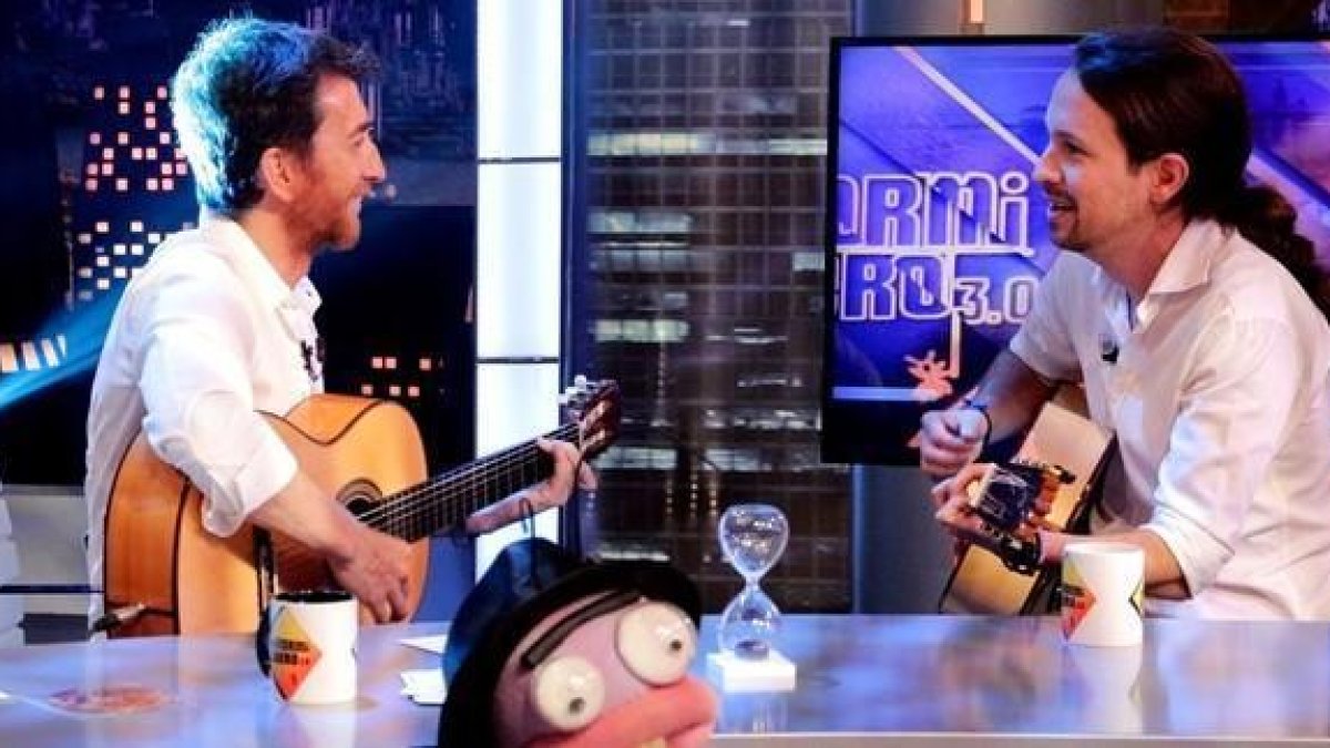 Pablo Iglesias, tocando la guitarra y cantando con Pablo Motos en 'El hormiguero'.-ATRESMEDIA