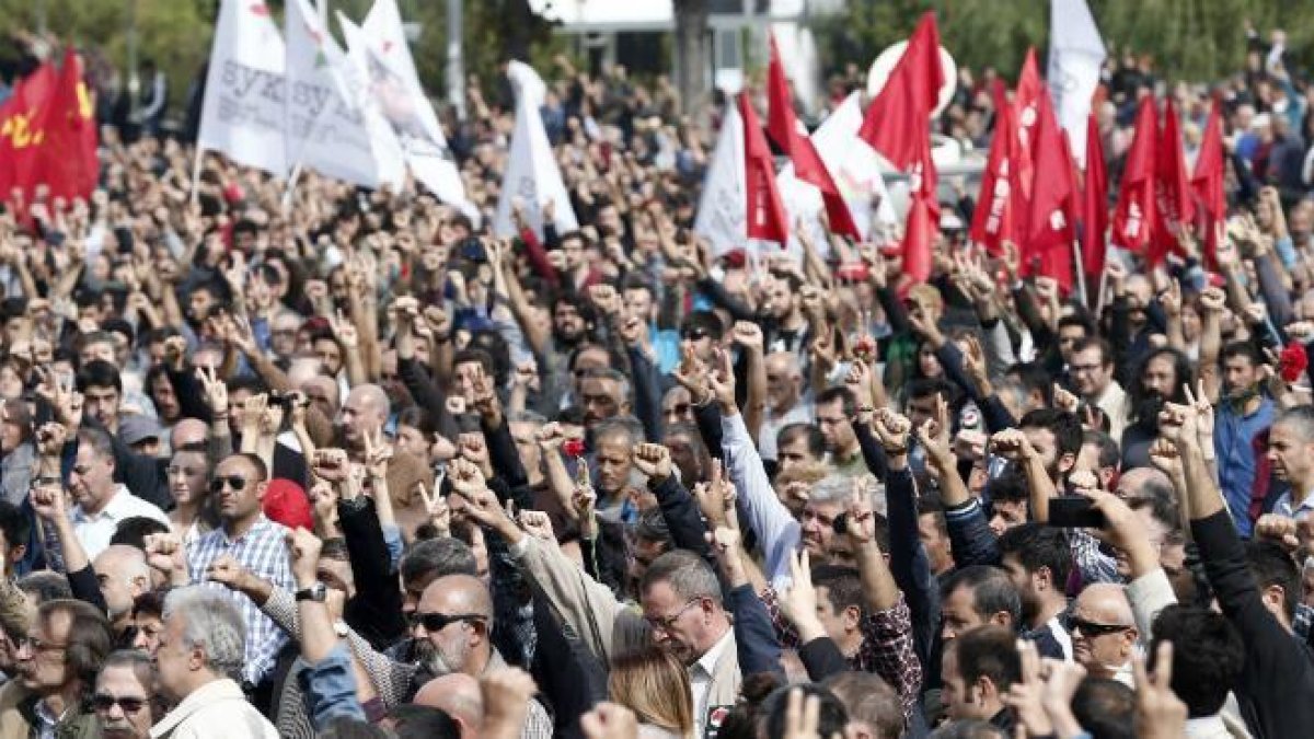 Cientos de personas se han apostado a las puertas de los hospitales durante la noche del sábado a domingo, a la espera de noticias sobre los heridos.-EFE