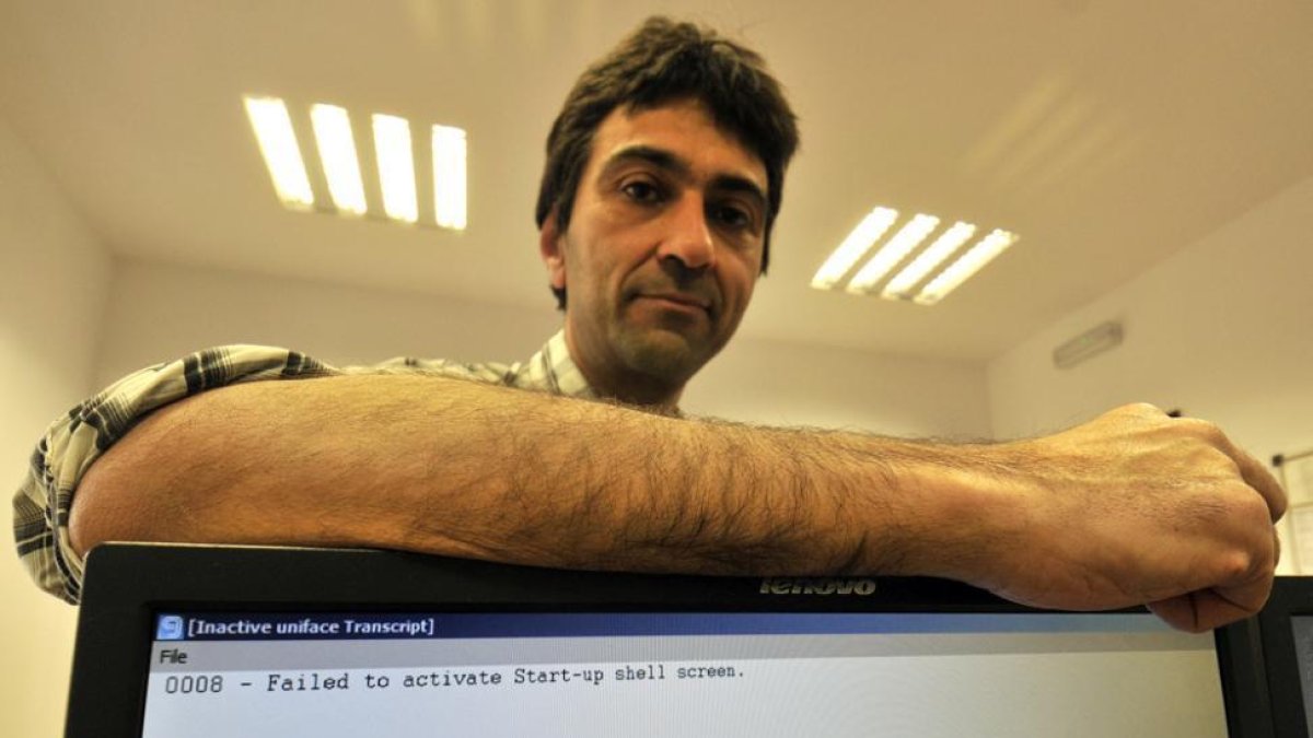 El empleado y delegado sindical Javier Sanz, ayer, mostrando el error del sistema en la pantalla del ordenador.-VALENTÍN GUISANDE
