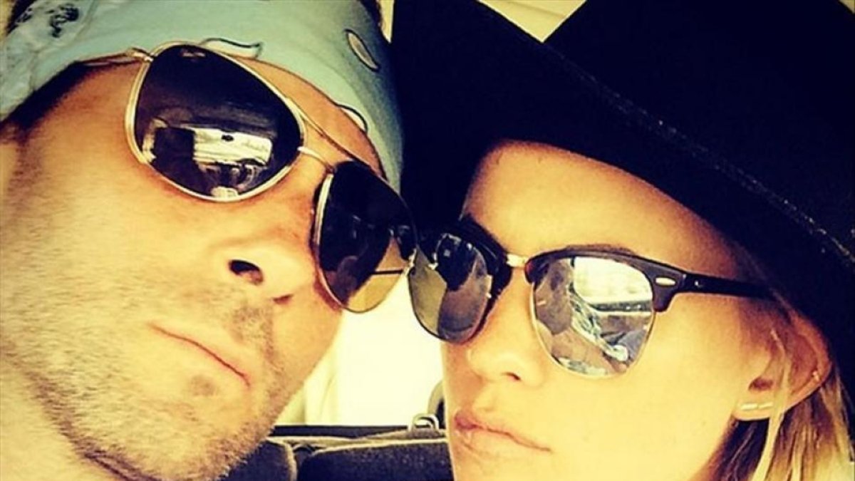 Adam Levine, y su mujer  Behati Prinsloo, posan en una imagen que el cantante ha publicado en su perfil de Twitter.-