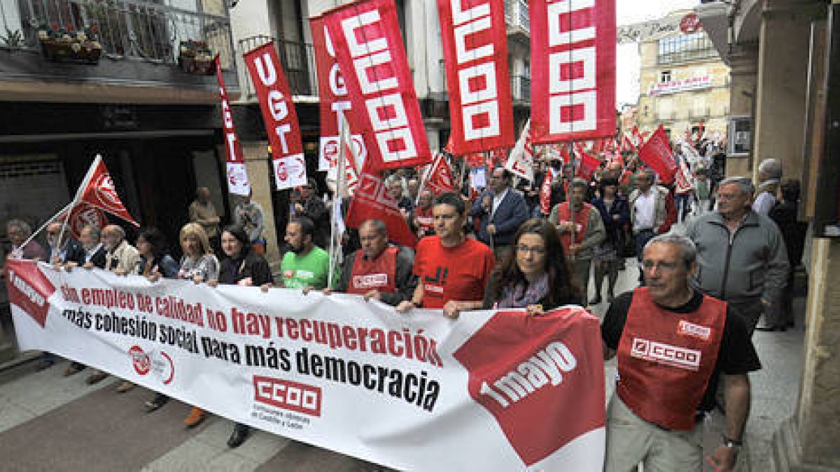 La manifestación arrancó a las 13.00 horas desde la Plaza Mayor y se dirigió hasta la plaza Herradores. / REPORTAJE GRÁFICO: DIEGO MAYOR-