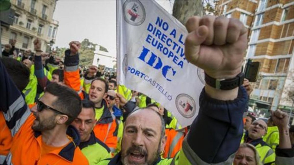 Protesta de estibadores ante la sede de la Delegación del Gobierno en València, en febrero.-MIGUEL LORENZO