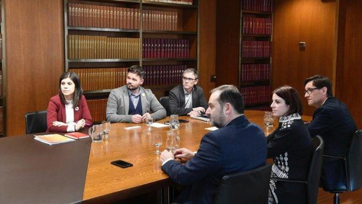 Reunión entre ERC y PSOE en la sede de la AMB.-JORDI COTRINA