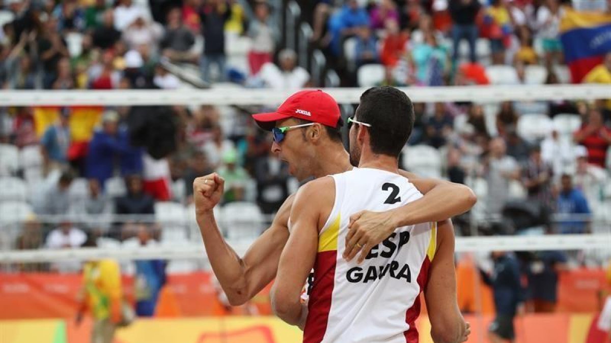 Adrián Gavira y Pablo Herrera durante el partido.-EFE / SRDJAN SUKI
