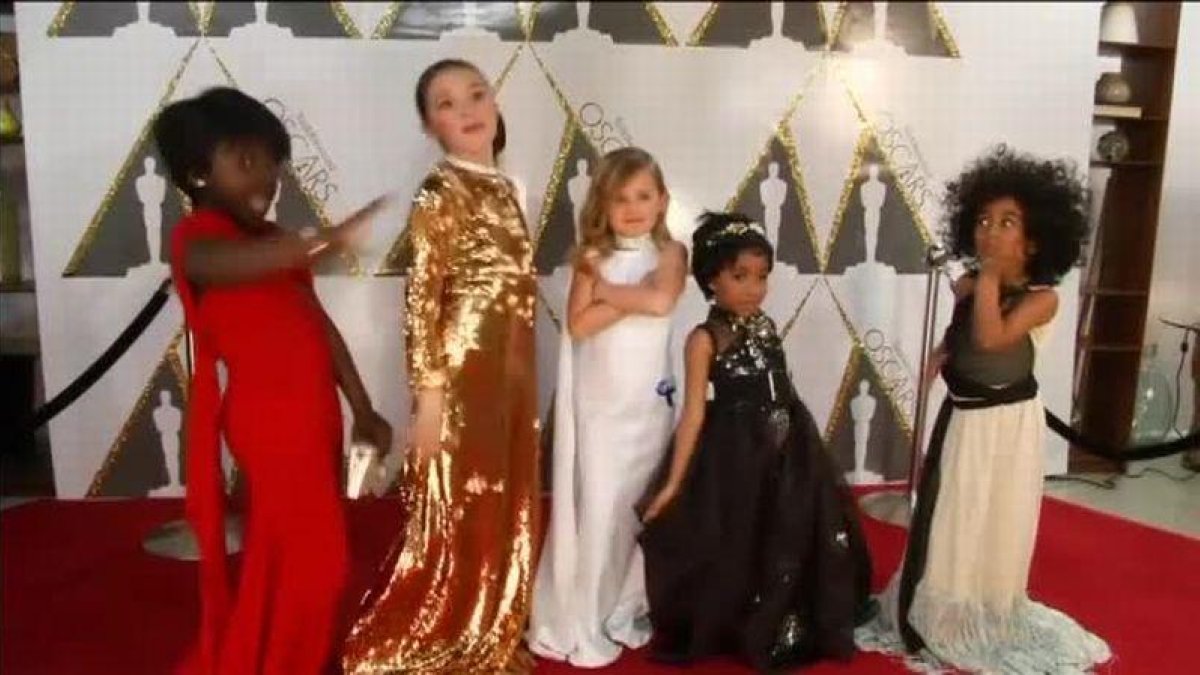 Unas niñas se visten con la réplica de los diseños más deslumbrantes de la gala.-ATLAS