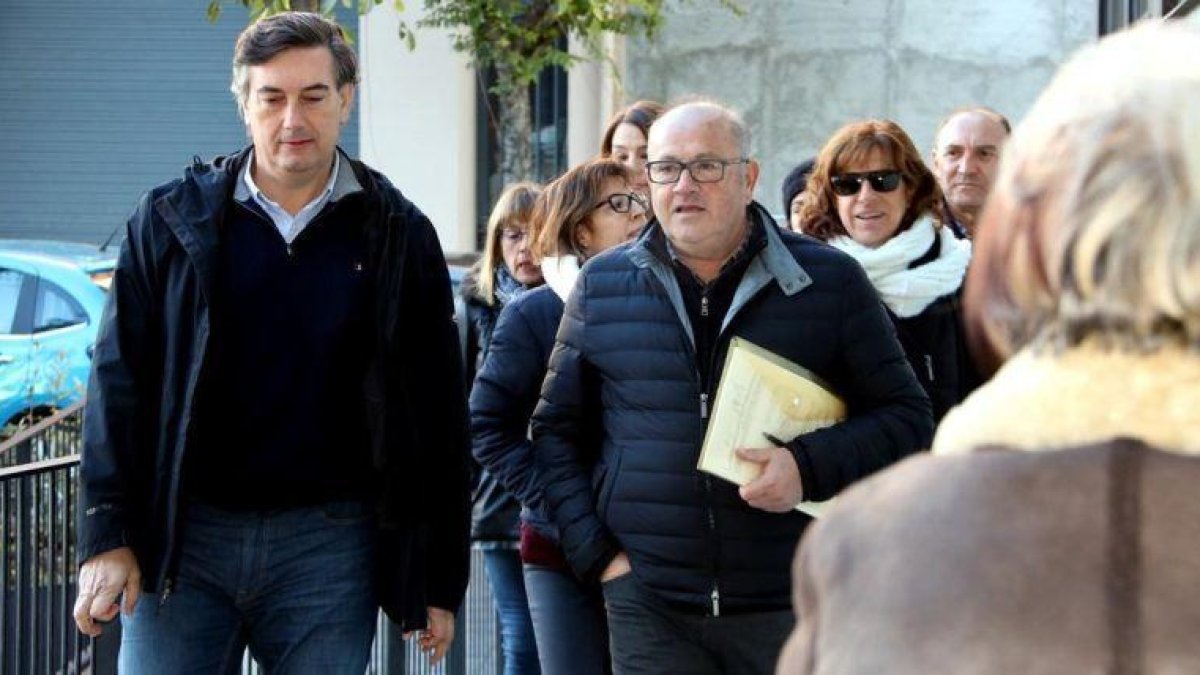 El director del colegio Mossèn Albert Vives, junto al director de los Serveis Territorials de Ensenyament en Lleida, Miquel Àngel Cullerés.-ACN / MARTA LLUVICH