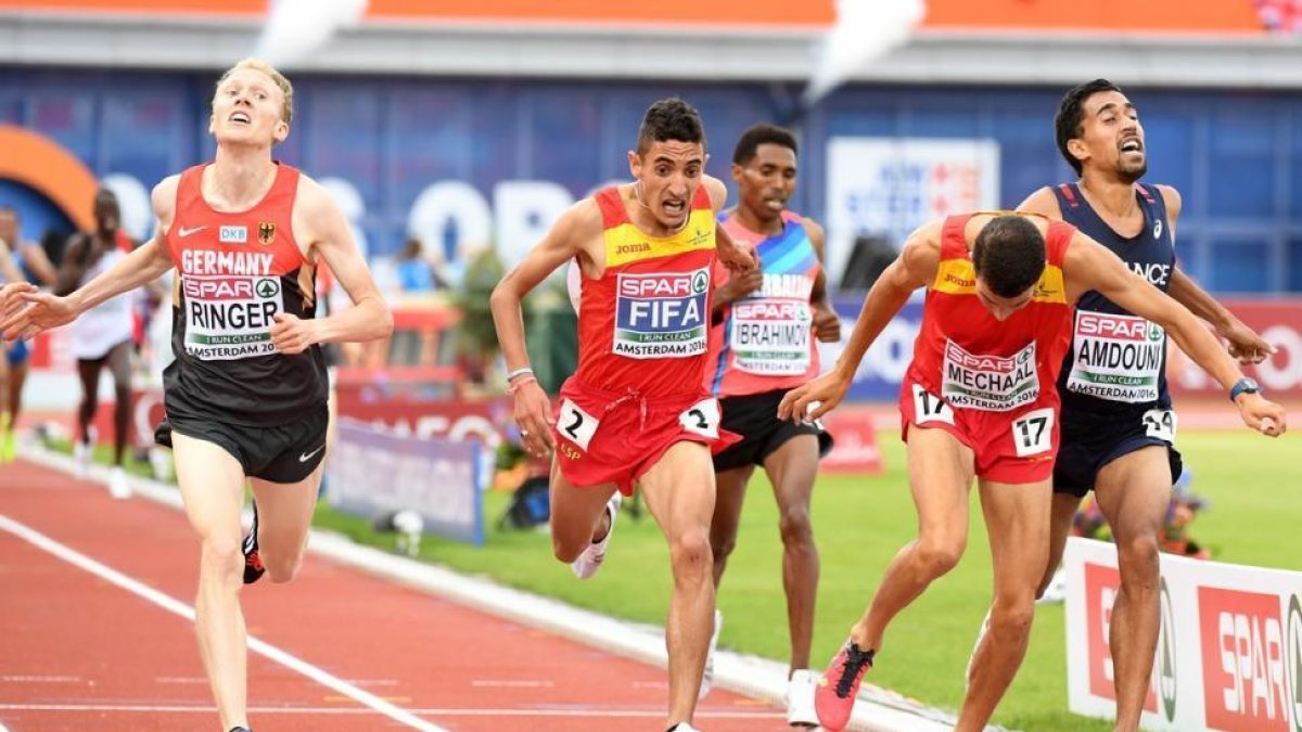 Ilias Fifa (en el centro) ganó la medalla de oro en los 5.000 metros en el campeonato de Europa de atletismo de Amsterdam, 2016.-/ GEERT VANDEN WIJNGAERT (AP)