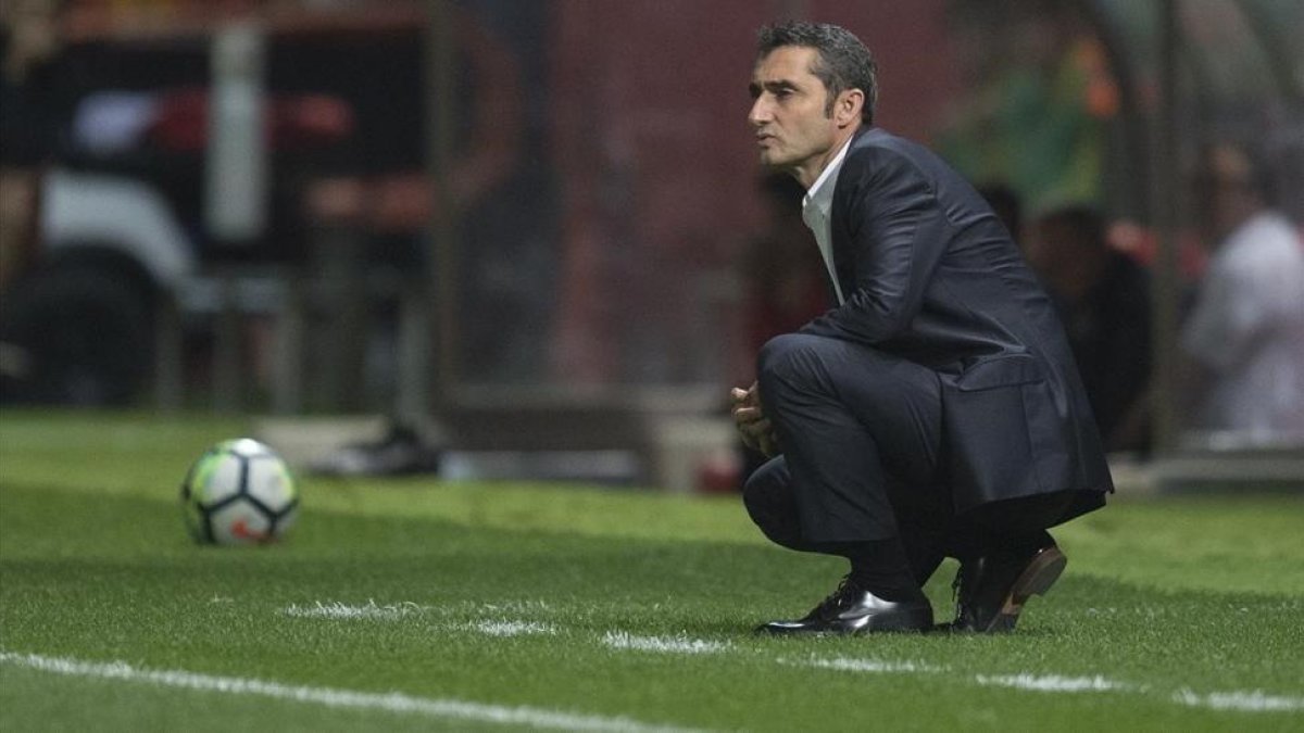 Valverde observa el juego durante el Girona-Barça del Montilivi.-JORDI COTRINA