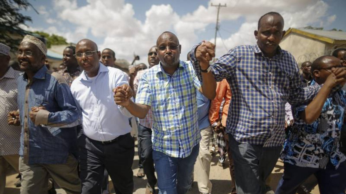Varias personas de creencia musulmana cantan consignas en contra del grupo yihadista somalí Al Shabab tras su ataque a la Universidad de Garissa al este de Kenia, ayer.-Foto: EFE