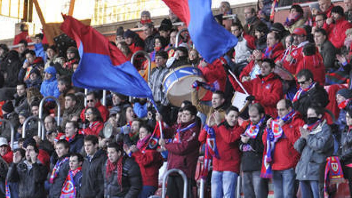 Las peñas del Numancia piden el apoyo de los aficionados para el trascendental partido del domingo. / DIEGO MAYOR-