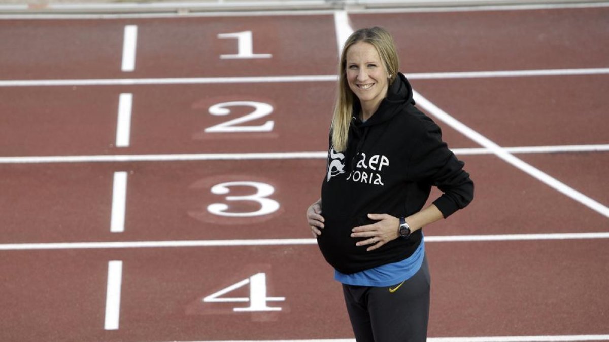 Estela Navascués, posa embaraza de Blanca en las pistas de Los Pajaritos.-LUIS ÁNGEL TEJEDOR