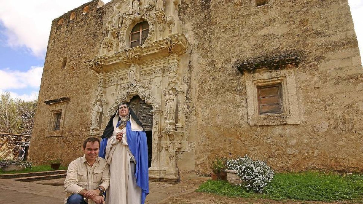 Javier Sierra posa de rodillas junto al clon de María Jesús de Ágreda.-JAVIER SIERRA