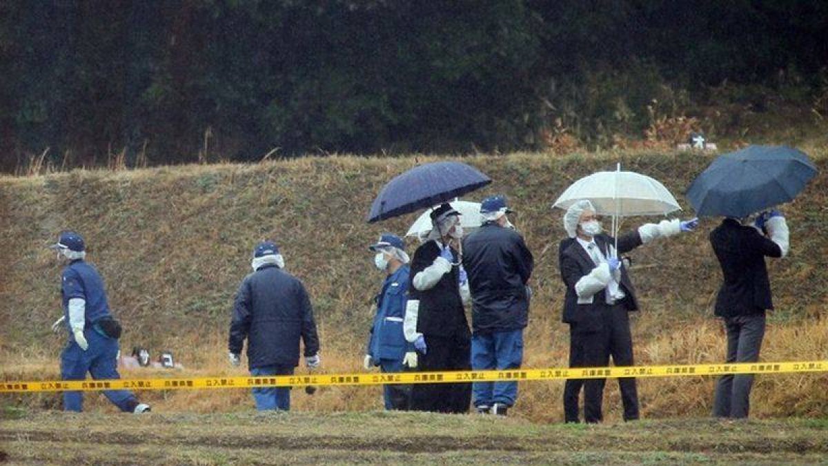 Policías japoneses inspeccionan el escenario del crimen.-Foto: AFP