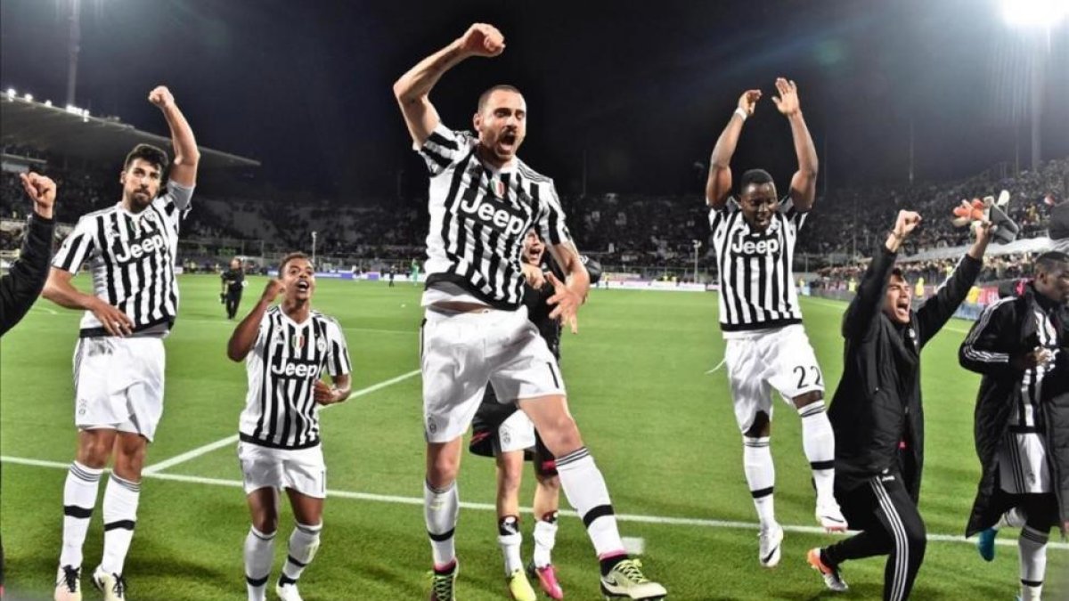 Los jugadores de la Juventus celebran la victoria del domingo ante la Fiorentina.-EFE / MAURIZIO DEGL INNOCENTI