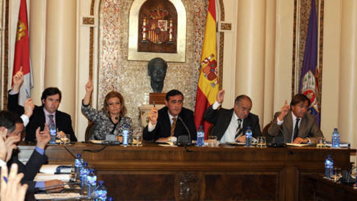 Votación del Pleno de noviembre de 2010 en el que se amortizaba la plaza de la residencia de Navaleno. / V. GUISANDE-