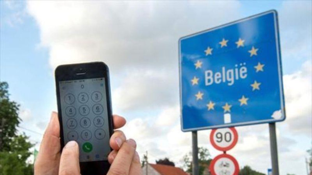 Uso de un móvil en roaming.-AFP / PHILIPPE HUGUEN