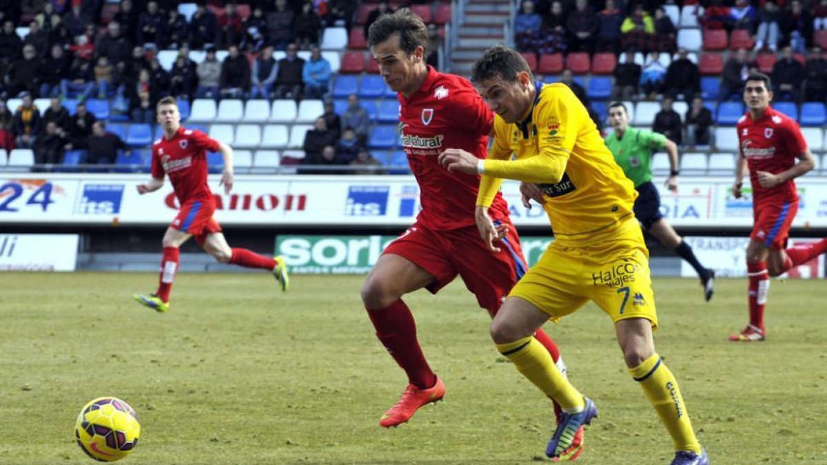 David Rodríguez, en la imagen con Íñigo Pérez, marcaba los dos goles del Alcorcón el año pasado en Soria.-Diego Mayor