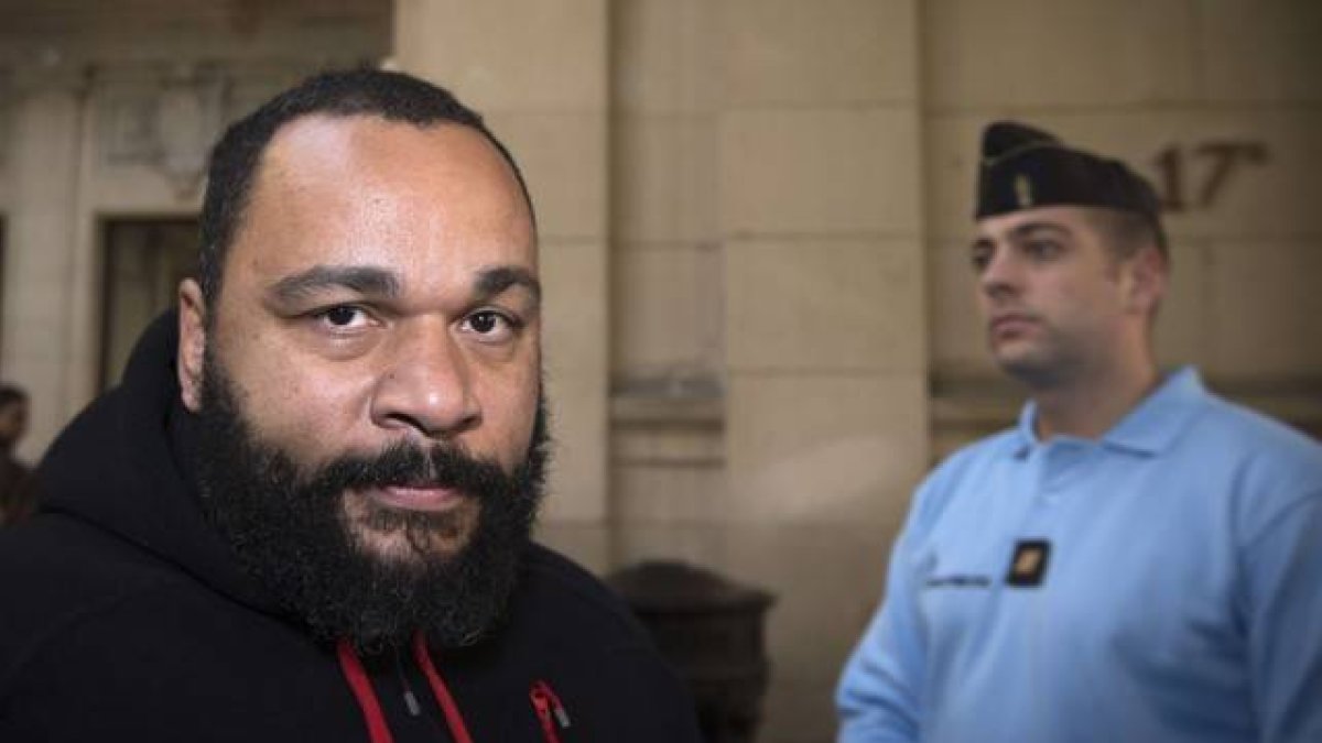 El humorista Dieudonné, a su llegada a los juzgados de París, en diciembre del 2013.-AFP