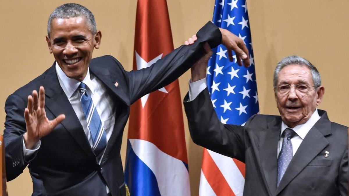 Barack Obama y Raúl Castro, durante su encuentro en La Habana, el año pasado.-AFP / NICHOLAS KAMM
