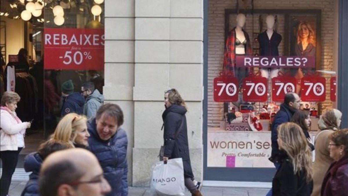 Tiendas con carteles de rebajas en el centro de Barcelona el 2 de enero del 2017.-JULIO CARBÓ