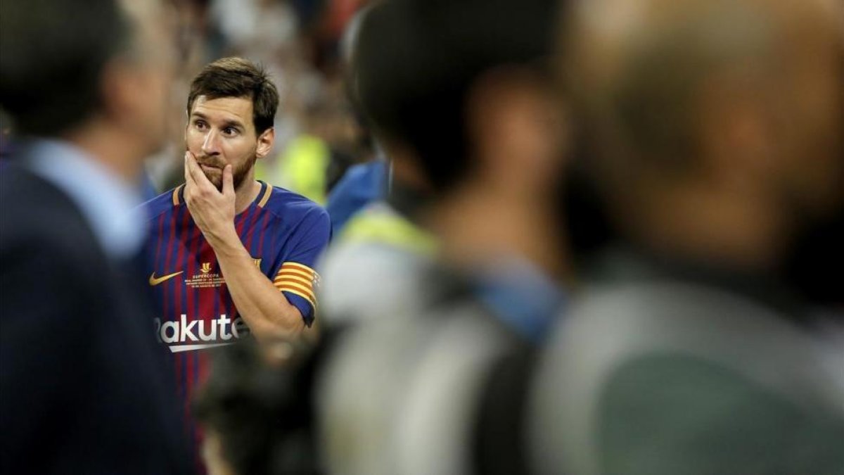 Messi, pensativo tras perder la final de la Supercopa.-JOSE LUIS ROCA