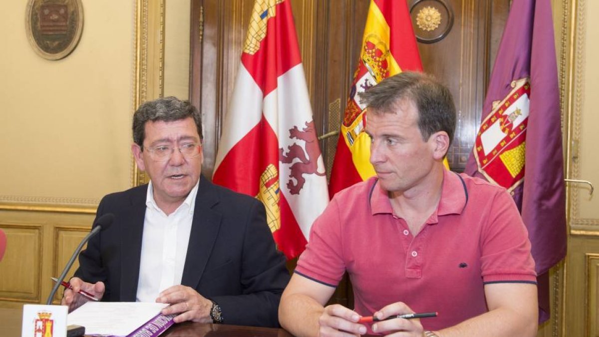 Presentación del organigrama de funcionamiento de la Diputación Provincial de Burgos para esta legislatura por parte del presidente de la institución, César Rico, quien está acompañado por el portavoz del equipo de gobierno, Borja Suárez-Ical
