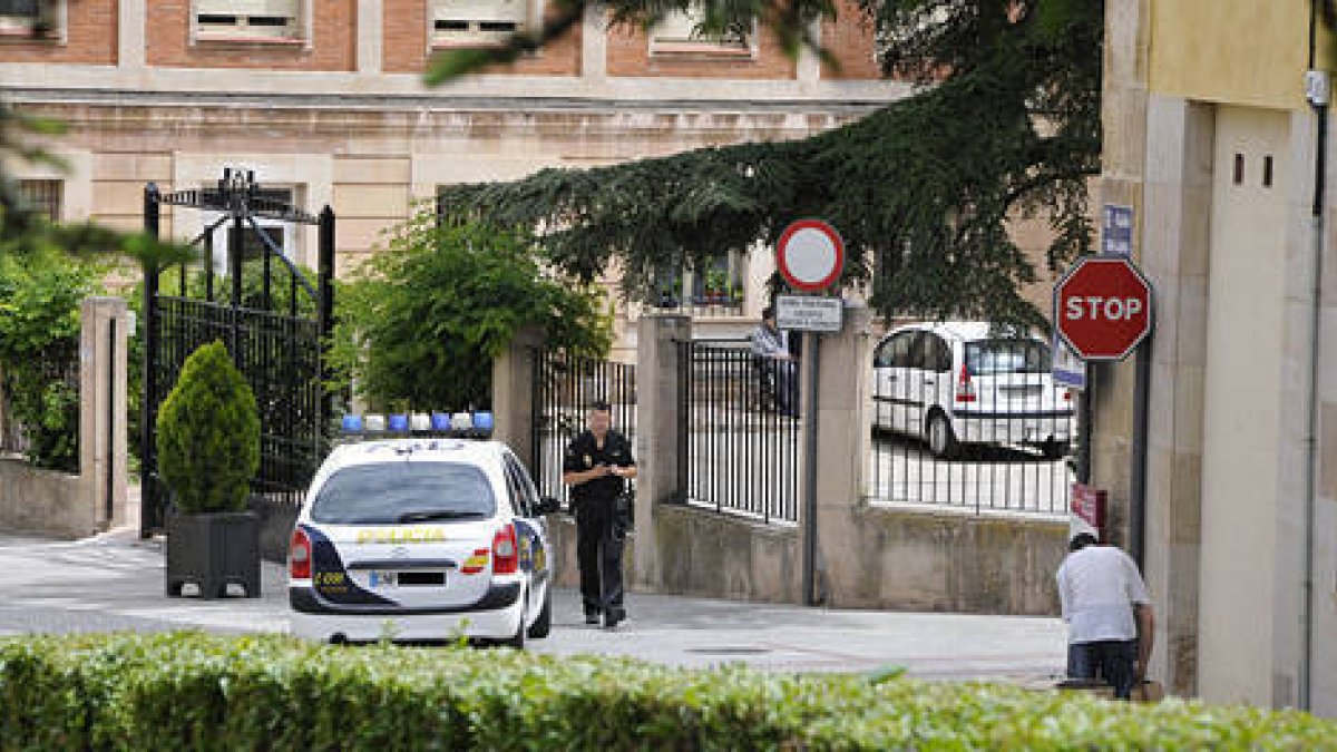 Agentes de la Policía, ayer en las inmediaciones de la calle San Juan donde fue encontrado el joven de 24 años. / VALENTÍN GUISANDE-