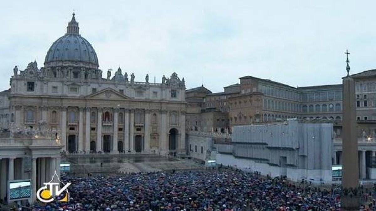 Plaza de San Pedro, hoy, con miles de personas. VATICANO-