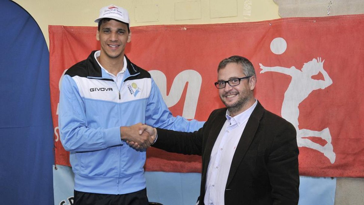 Igor Nascimento junto con el presidente del Río Duero, Alfredo cabrerizo, en su presentación de ayer.-Valentín Guisande