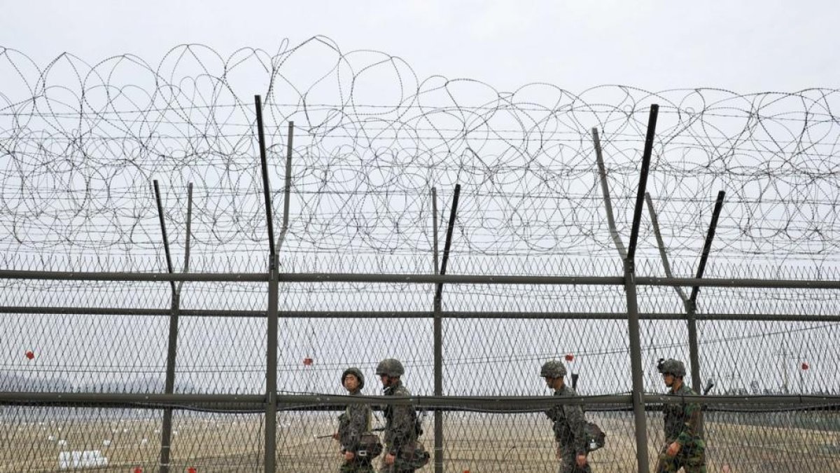 Soldados surcoreanos vigilian la zona militarizada DMZ en la frontera con Corea del Norte.-AFP / JUNG YEON-JE (AFP)