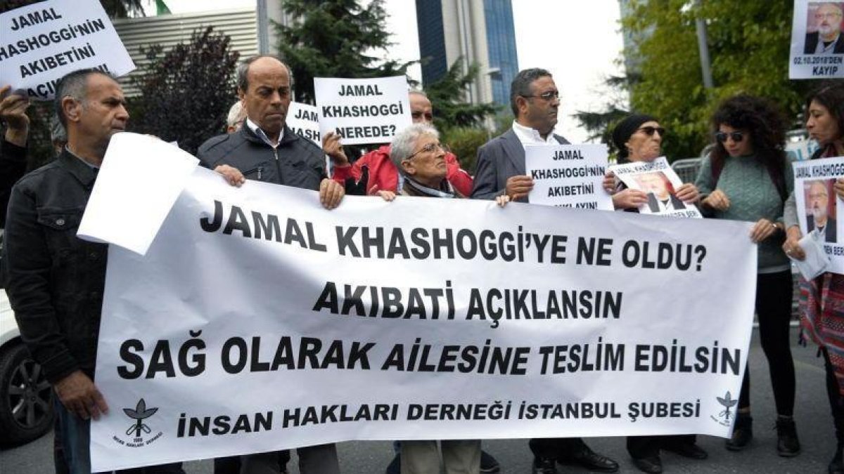 Protesta ante el consulado de Arabia Saudí en Estambul por la desaparición de Jashoggi.-APF / OZAN KOSE