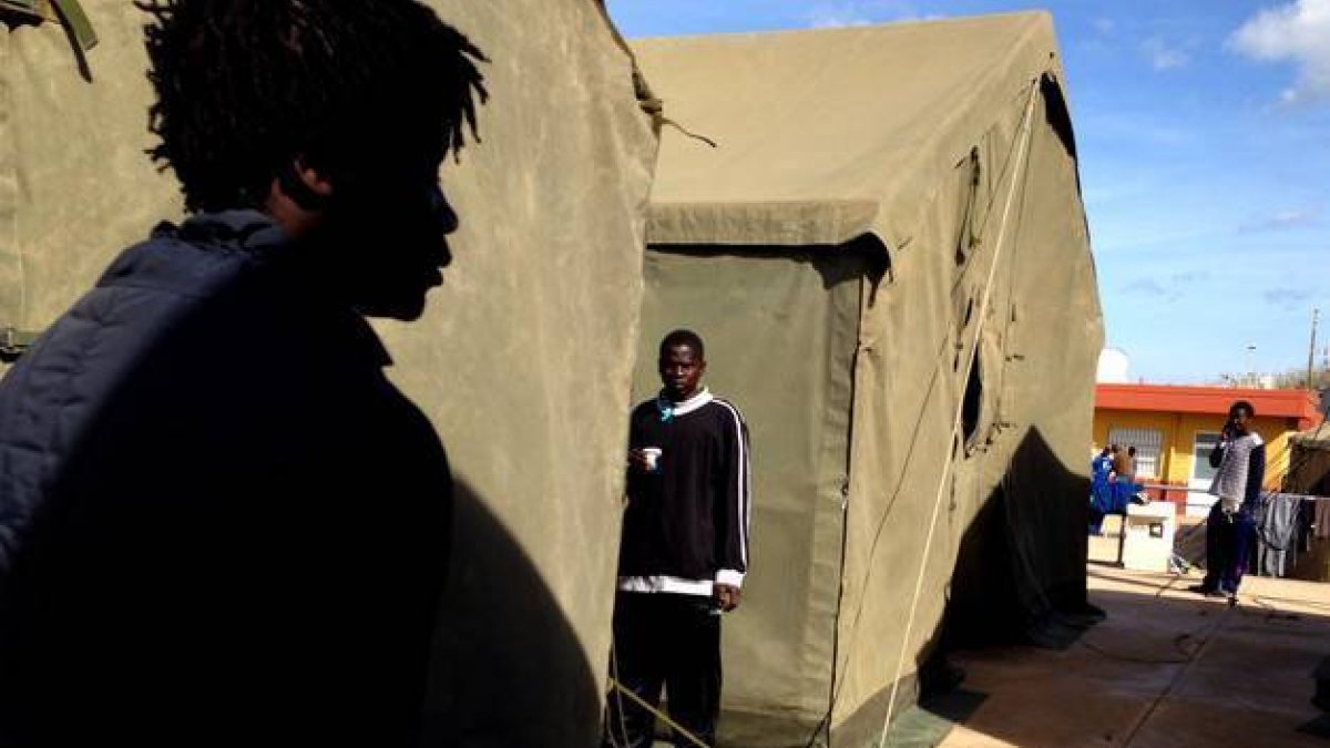 Inmigrantes en el CETI de Melilla, en una imagen de archivo.-Foto: EL PERIÓDICO