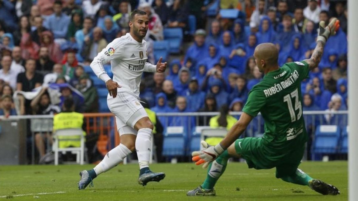 Jesé marca un gol al Levante durante un partido de la temporada pasada.-DAVID CASTRO