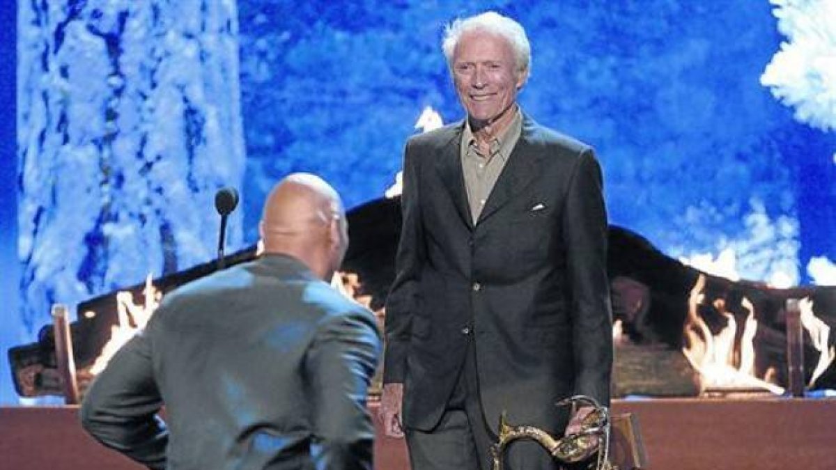 Clint Eastwood se dispone a entregar un premio Guys Choice a Dwayne 'La Roca' Johnson en la gala celebrada en Culver City (California).-Foto: AP / PHIL MCCARTEN