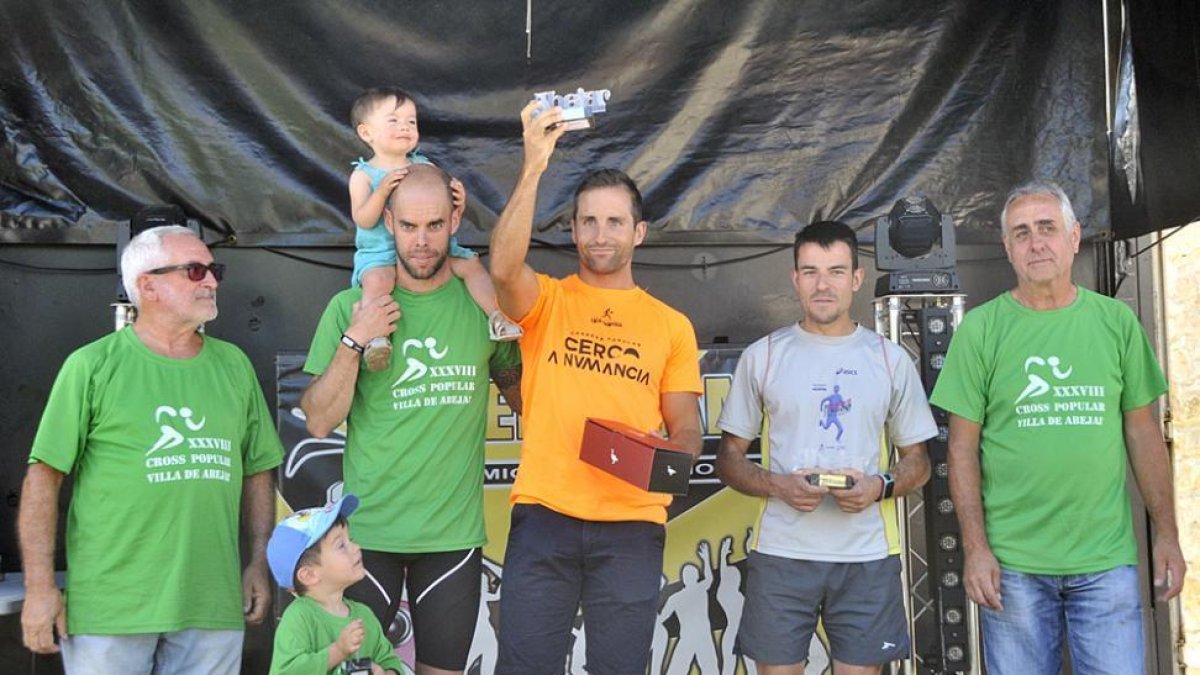 El corredor abejaruco Álvaro Sanz en el pódium masculino.-DANIEL RODRÍGUEZ