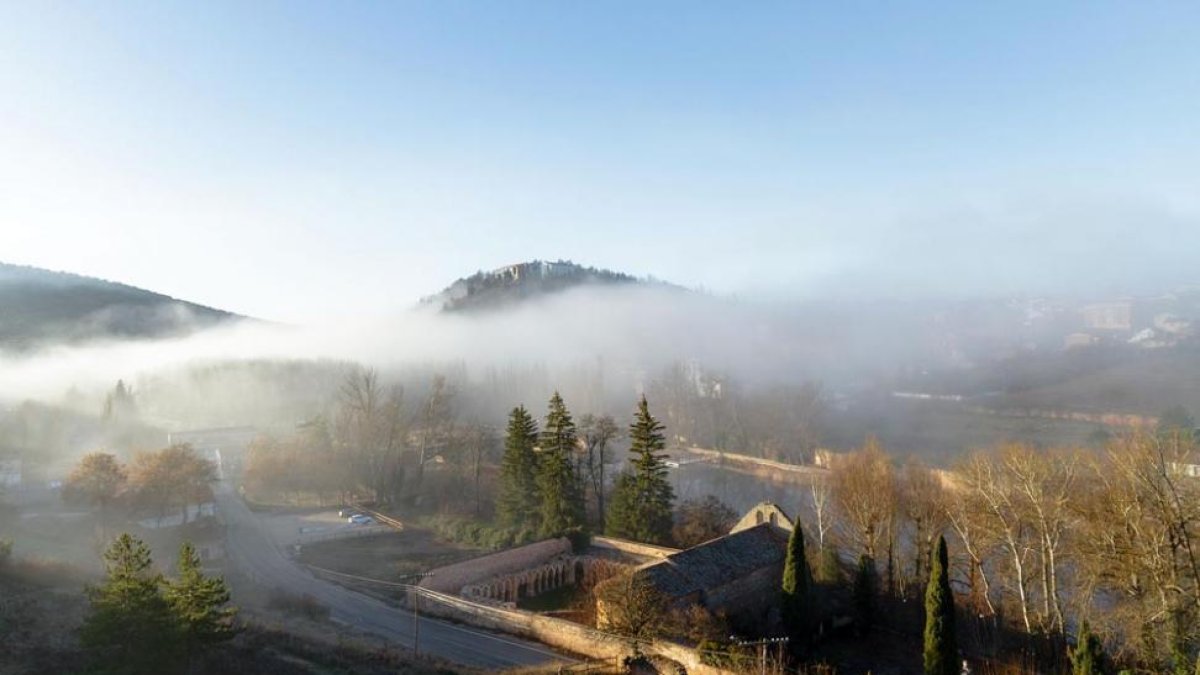 El monasterio de San Juan de Duero rodeado por la niebla en una imagen de archivo. HDS