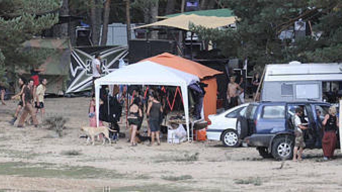 Acampada ilegal celebrada en agosto en las proximidades del pantano. / A. M.-