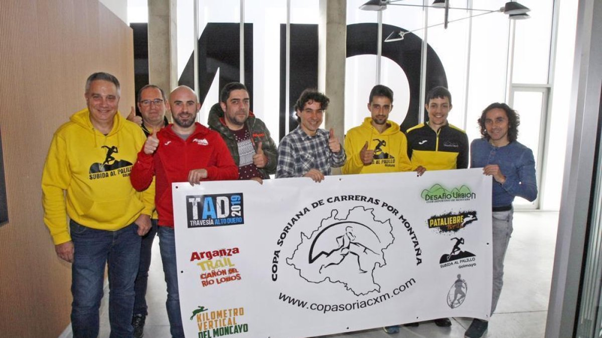 Los representantes de las carreras sorianas y organizadores de la Copa de Carreras por Montaña, ayer.-MARIO TEJEDOR
