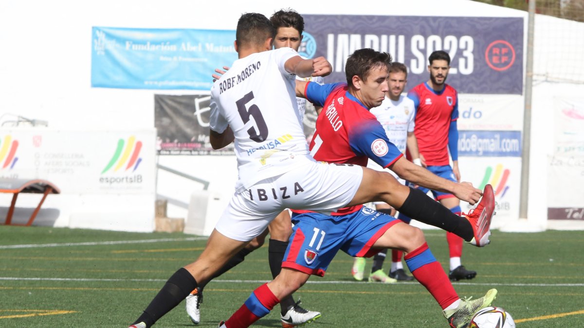 Carrillo busca el remate ante la presencia del jugador local Robe Moreno. ÁREA 11