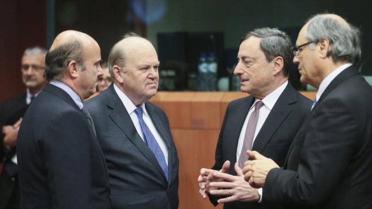 El ministro español de Economía y Competitividad de España, Luis de Guindos (izda), conversa con sus homólogos de Irlanda Michael Noonan (2i), y de Malta Edward Scicluna (dcha), y con el presidente del Banco Central Europeo, Mario Draghi (2d).-EFE
