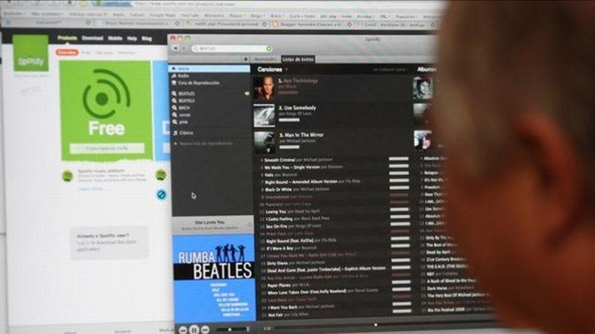 Un usuario de spotify en su domicilio.-EL PERIÓDICO