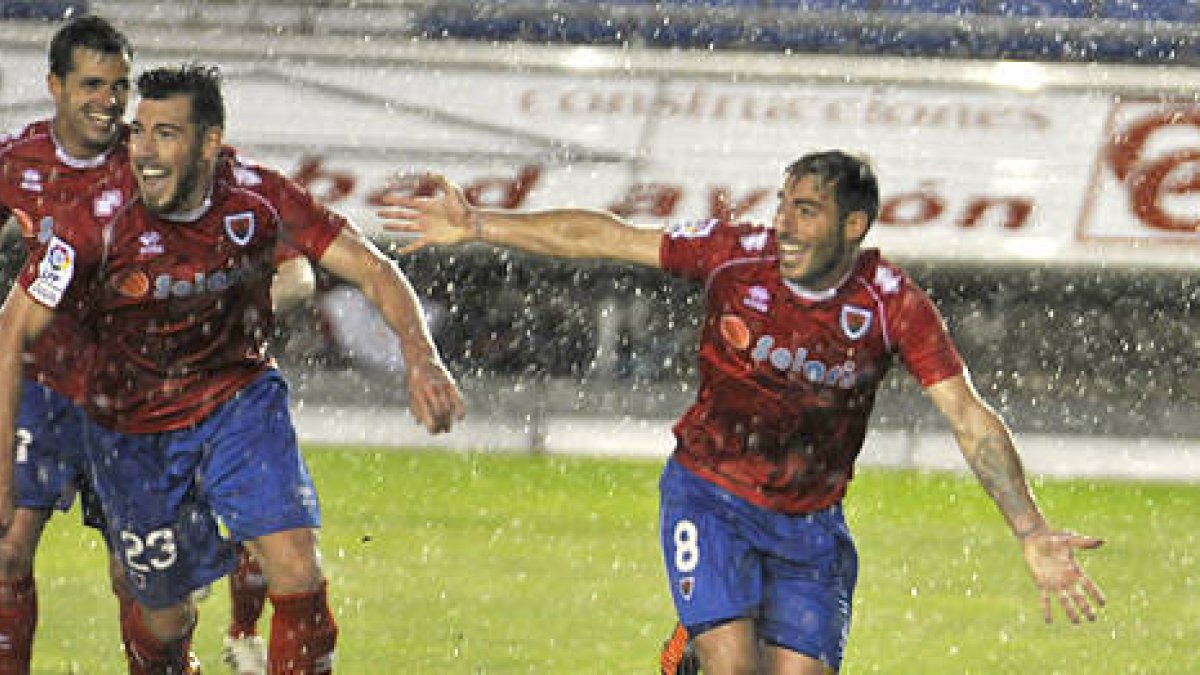 Los jugadores del Numancia celebran el gol de Palanca que daba la victoria ante el Deportivo. / Diego Mayor-