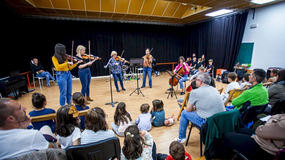 <p><strong>La Escuela Enclave Musical cumple 10 años</strong> y lo celebra con sus alumnos y profesores en una serie de conciertos que muestran la diversidad de instrumentos que allí se estudian.</p>
<p>Hasta ocho actuaciones de sucedieron este viernes en su sede de la calle Santo Tomé, <strong>la esucela cuenta con 530 alumnos de todas las edades.</strong></p>
<p>FOTÓGRAFO: MARIO TEJEDOR</p>