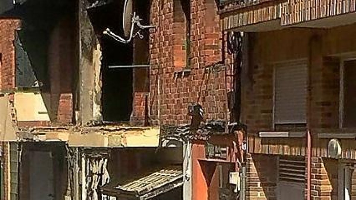 Aspecto que presentaba la vivienda de la calle Coca tras la explosión.-EUROPA PRESS